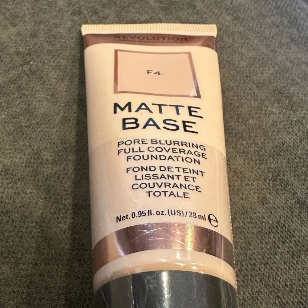Revolution F4 pore blurring full coverage foundation